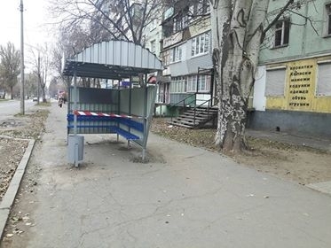 Фотофакт: На Кичкасе стоит остановка посреди тротуара Фото № 0 Фотофакт: На Кичкасе стоит остановка посреди тротуара Фото № 0