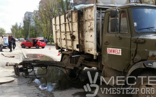 Появились фото страшного ДТП в Запорожье: Пассажир остался без головы Фото № 9 Появились фото страшного ДТП в Запорожье: Пассажир остался без головы Фото № 9