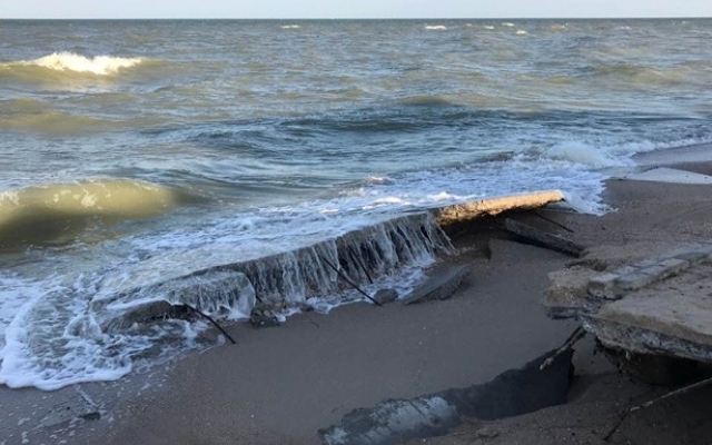 В Бердянске море поглощает и разрушает пляжи (ФОТО) Фото № 8 В Бердянске море поглощает и разрушает пляжи (ФОТО) Фото № 8