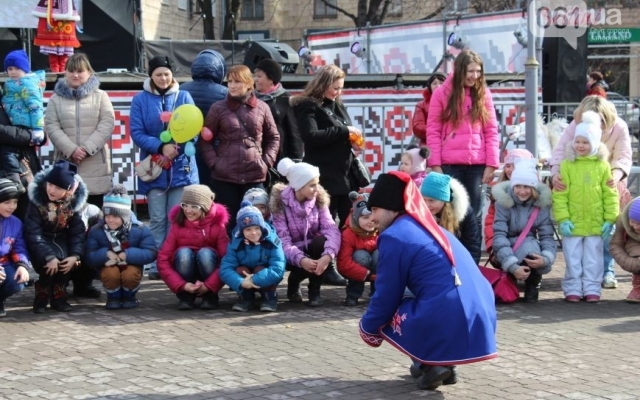 Второй день Масленицы в Запорожье: Больше людей и больше бесплатных угощений Фото № 24 Второй день Масленицы в Запорожье: Больше людей и больше бесплатных угощений Фото № 24