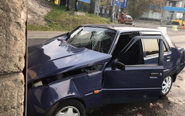ДТП на Победе: Легковушка влетела в бетонную опору моста (ФОТО) Фото № 1 ДТП на Победе: Легковушка влетела в бетонную опору моста (ФОТО) Фото № 1