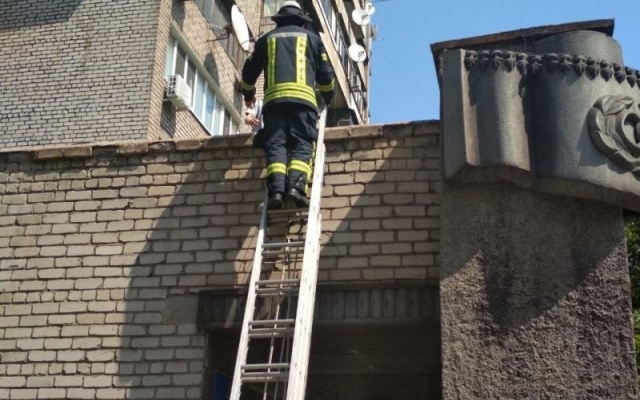 В Запорожье ребенок залез на одноэтажную пристройку Фото № 0 В Запорожье ребенок залез на одноэтажную пристройку Фото № 0