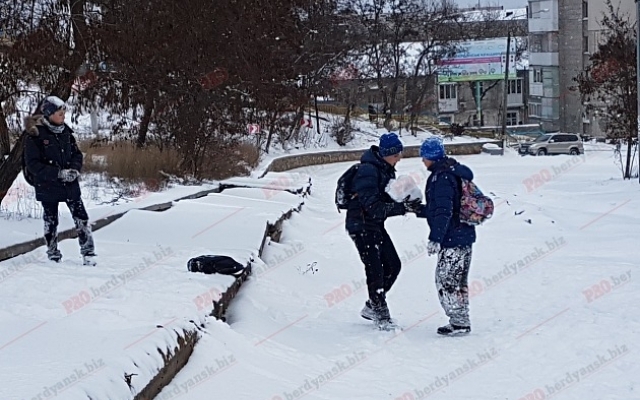 Горожане занялись странным спортом прямо на улице (ВИДЕО) Фото № 2 Горожане занялись странным спортом прямо на улице (ВИДЕО) Фото № 2