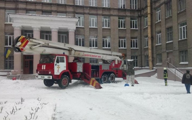 В запорожской школе ЧП: ветром сорвало крышу. ФОТО Фото № 3 В запорожской школе ЧП: ветром сорвало крышу. ФОТО Фото № 3