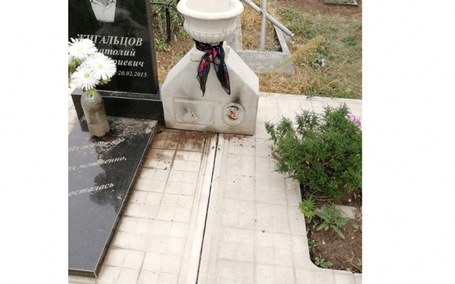 В Запорожской области неизвестные разрушали могилы на кладбище (ФОТО) Фото № 2 В Запорожской области неизвестные разрушали могилы на кладбище (ФОТО) Фото № 2