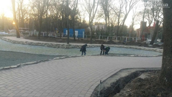 Фотофакт: горожане решили собрать всю мелочь со дна осушенного пруда, которую бросали на счастье Фото № 0 Фотофакт: горожане решили собрать всю мелочь со дна осушенного пруда, которую бросали на счастье Фото № 0