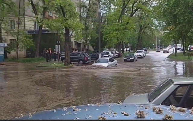 Стихия в Запорожье: В центре тонули автомобили (ФОТО, ВИДЕО) Фото № 1 Стихия в Запорожье: В центре тонули автомобили (ФОТО, ВИДЕО) Фото № 1