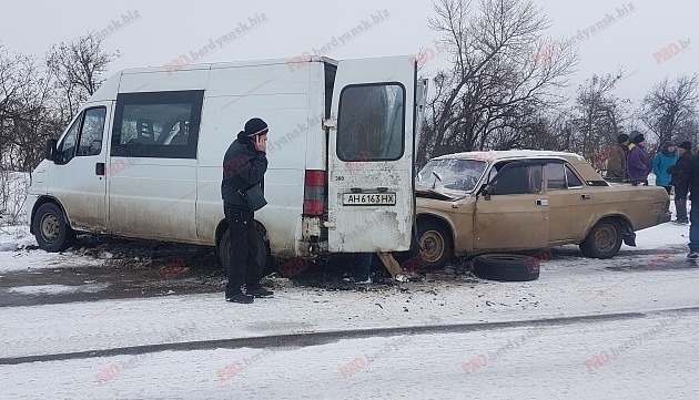 Пиво льется рекой: В Запорожской области в ДТП попал микроавтобус, перевозивший пиво Фото № 2 Пиво льется рекой: В Запорожской области в ДТП попал микроавтобус, перевозивший пиво Фото № 2