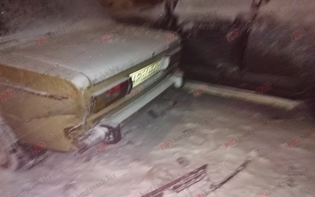 В Бердянске водитель на еврономерах протаранил автомобили и сбежал (ФОТО) Фото № 0