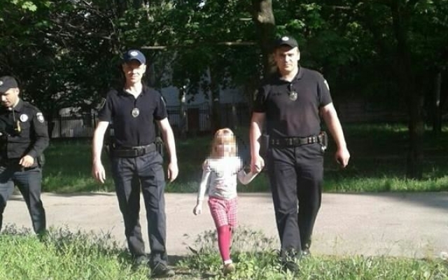 Маленькую девочку родная мать оставила бомжам Фото № 1 Маленькую девочку родная мать оставила бомжам Фото № 1