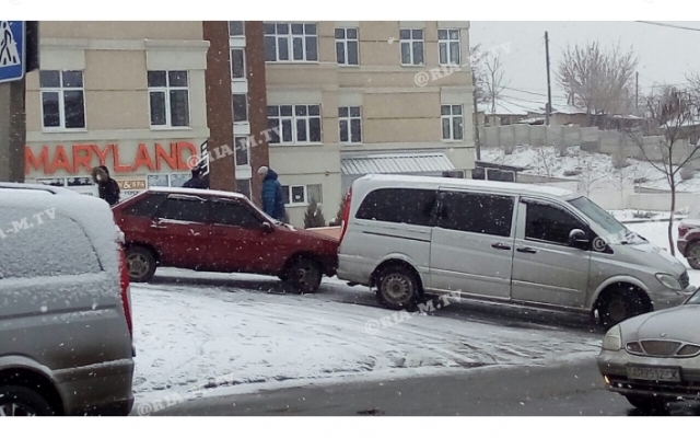 На скользкой дороге ВАЗ врезался в На скользкой дороге ВАЗ врезался в