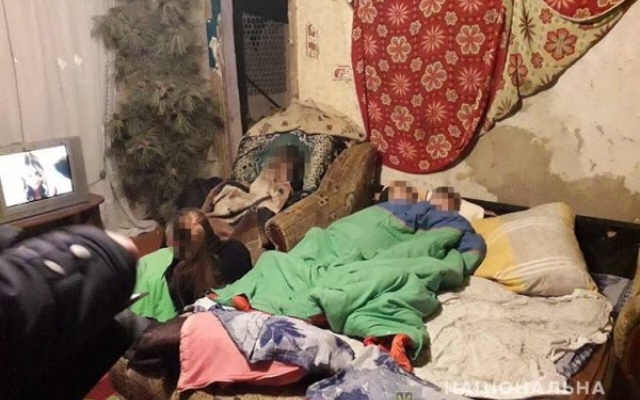 Под Запорожьем дети живут в разваливающемся доме и спят в грязи (ФОТО) Фото № 1 Под Запорожьем дети живут в разваливающемся доме и спят в грязи (ФОТО) Фото № 1