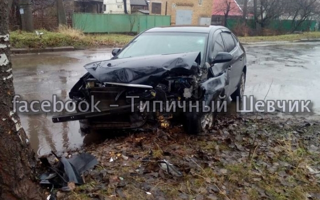 В Запорожье иномарка врезалась в дерево (ФОТО) Фото № 2 В Запорожье иномарка врезалась в дерево (ФОТО) Фото № 2