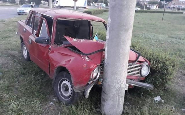 ДТП в Запорожье: ВАЗ врезался в столб (ФОТО) Фото № 1 ДТП в Запорожье: ВАЗ врезался в столб (ФОТО) Фото № 1