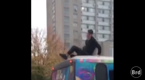 Подросток без штанов катался на крыше автобуса (ВИДЕО) Фото № 0 Подросток без штанов катался на крыше автобуса (ВИДЕО) Фото № 0