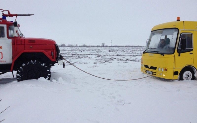 В снежную ловушку попал автобус, который перевозил детей Фото № 0 В снежную ловушку попал автобус, который перевозил детей Фото № 0