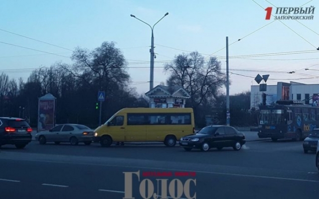 На бульваре Шевченко в ДТП попала маршрутка (ФОТО) Фото № 1 На бульваре Шевченко в ДТП попала маршрутка (ФОТО) Фото № 1