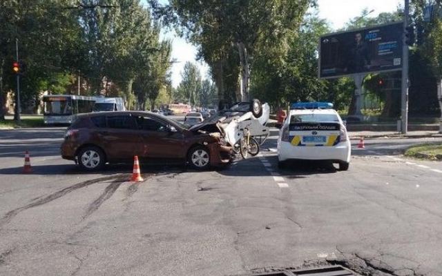 В Запорожье ДТП: Один из автомобилей перевернулся (ФОТО) Фото № 1 В Запорожье ДТП: Один из автомобилей перевернулся (ФОТО) Фото № 1