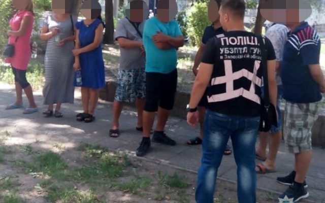 В одном из районов Запорожья полиция задержала большое количество людей (ФОТО) Фото № 0 В одном из районов Запорожья полиция задержала большое количество людей (ФОТО) Фото № 0