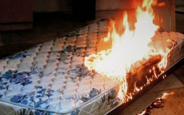 Курильщик заполнил дымом весь подъезд Фото № 0 Курильщик заполнил дымом весь подъезд Фото № 0