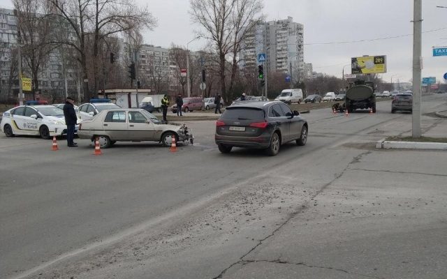 На Набережной бензовоз протаранил легковое авто (ФОТО) Фото № 1 На Набережной бензовоз протаранил легковое авто (ФОТО) Фото № 1