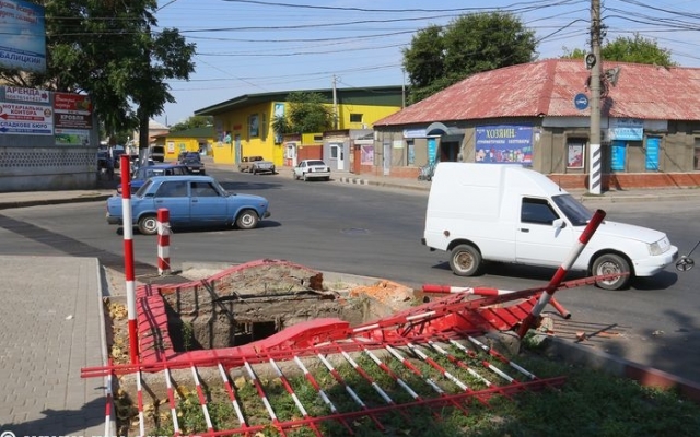 Под Запорожьем автомобиль на полном ходу Под Запорожьем автомобиль на полном ходу