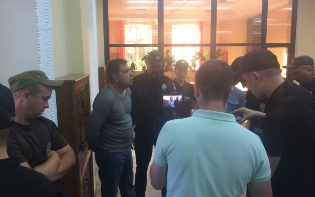 В толпу собравшихся представителей ЛГБТ бросили гранату (ФОТО) Фото № 6 В толпу собравшихся представителей ЛГБТ бросили гранату (ФОТО) Фото № 6