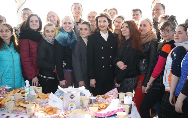 Посадила дерево: Марина Порошенко посетила Запорожскую область (ФОТОРЕПОРТАЖ) Фото № 6 Посадила дерево: Марина Порошенко посетила Запорожскую область (ФОТОРЕПОРТАЖ) Фото № 6