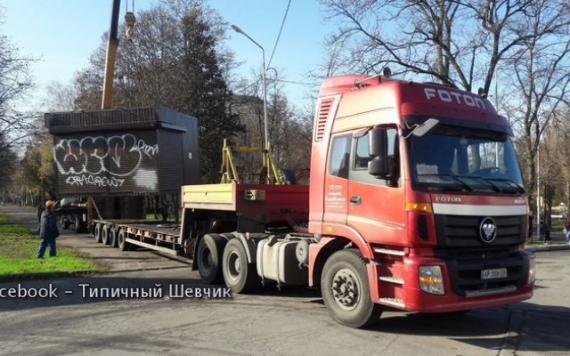 В Запорожье демонтировали МАФ из зеленой зоны сквера Фото № 1 В Запорожье демонтировали МАФ из зеленой зоны сквера Фото № 1