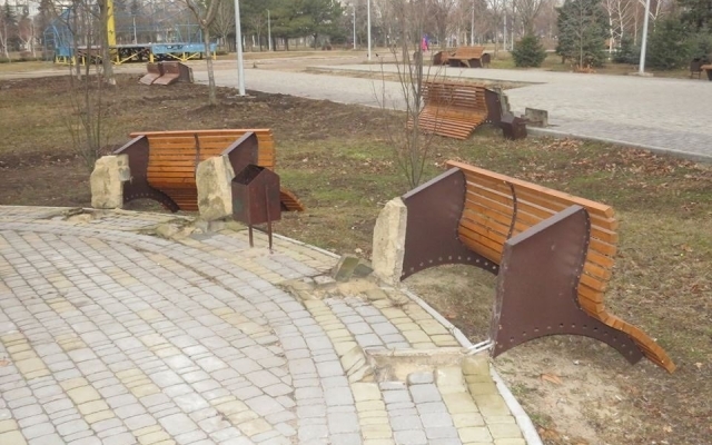 Вандалы устроили ночной погром в одном из парков Запорожья (ФОТО) Фото № 1 Вандалы устроили ночной погром в одном из парков Запорожья (ФОТО) Фото № 1