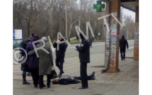 В центре города люди обступили труп (ФОТО) Фото № 2 В центре города люди обступили труп (ФОТО) Фото № 2