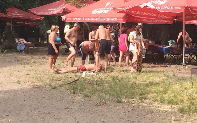 На запорожском пляже произошла драка (ФОТО, ВИДЕО) Фото № 2 На запорожском пляже произошла драка (ФОТО, ВИДЕО) Фото № 2
