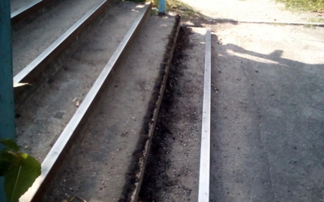 В Бердянске вандалы разбирают мост на ж/д вокзале (ФОТО) Фото № 1 В Бердянске вандалы разбирают мост на ж/д вокзале (ФОТО) Фото № 1
