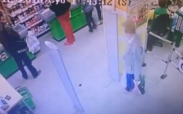 В одном из запорожских супермаркетов женщина лишилась ценной вещи (ВИДЕО) Фото № 0 В одном из запорожских супермаркетов женщина лишилась ценной вещи (ВИДЕО) Фото № 0