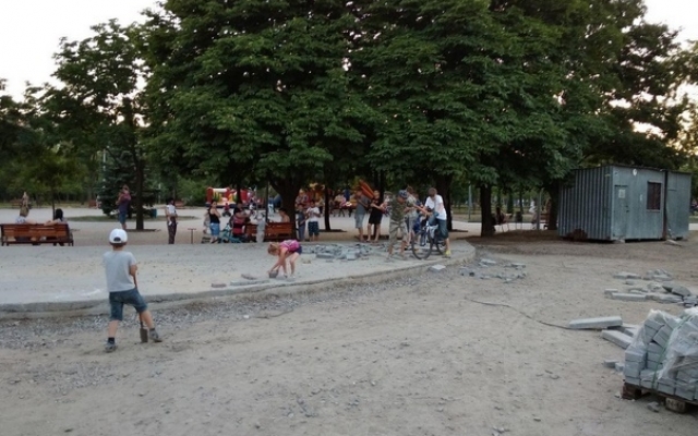 В Запорожье дети поиздевались над еще не уложенной брусчаткой (ФОТО) Фото № 0 В Запорожье дети поиздевались над еще не уложенной брусчаткой (ФОТО) Фото № 0