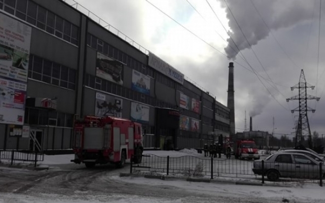 В Запорожье 6 бригад спасателей прибыли тушить мебельный магазин (ФОТО) Фото № 2 В Запорожье 6 бригад спасателей прибыли тушить мебельный магазин (ФОТО) Фото № 2
