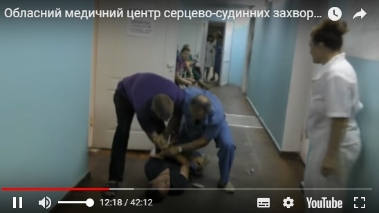 В больнице Запорожья медицинский персонал накинулся на общественника и душил (ВИДЕО) Фото № 0 В больнице Запорожья медицинский персонал накинулся на общественника и душил (ВИДЕО) Фото № 0