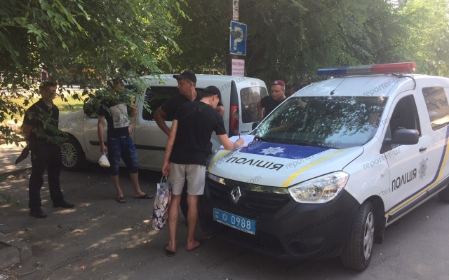 В центре Запорожья мужчина продавал необычный товар (ФОТО) Фото № 1 В центре Запорожья мужчина продавал необычный товар (ФОТО) Фото № 1