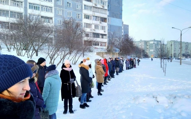 На Бабурке горожане стоят в огромных очередях в ожидании транспорта. ФОТО Фото № 0 На Бабурке горожане стоят в огромных очередях в ожидании транспорта. ФОТО Фото № 0