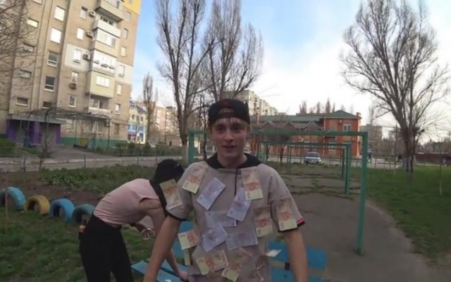 Прохожим раздавали деньги на улице (ВИДЕО) Фото № 0 Прохожим раздавали деньги на улице (ВИДЕО) Фото № 0