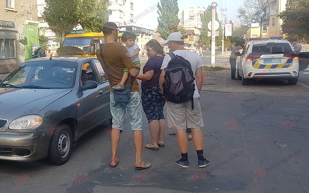 На курорте легковушка влетела в маршрутку с пассажирами (ФОТО) Фото № 0 На курорте легковушка влетела в маршрутку с пассажирами (ФОТО) Фото № 0