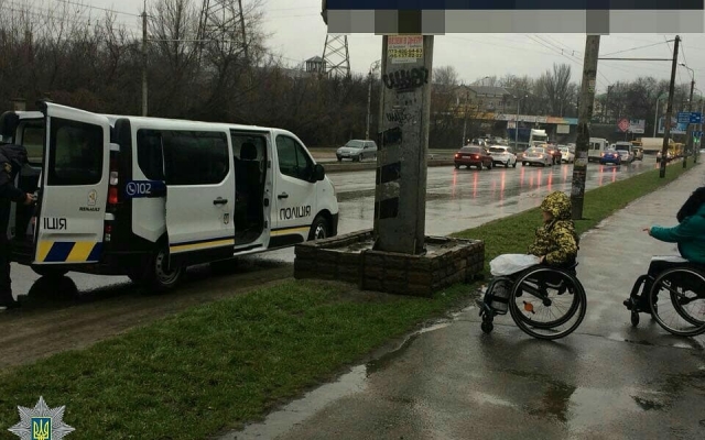 В Запорожье инвалид не мог добраться домой (ФОТО) Фото № 1 В Запорожье инвалид не мог добраться домой (ФОТО) Фото № 1
