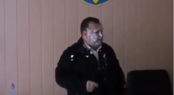Скандал: Чиновника Запорожской области насильно накормили маргарином, которым травятся дети (ВИДЕО) Фото № 0 Скандал: Чиновника Запорожской области насильно накормили маргарином, которым травятся дети (ВИДЕО) Фото № 0
