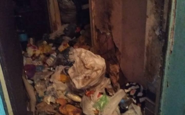 Запорожец-плюшкин захламил свою квартиру так, что живет теперь в подъезде (ФОТО) Фото № 2 Запорожец-плюшкин захламил свою квартиру так, что живет теперь в подъезде (ФОТО) Фото № 2