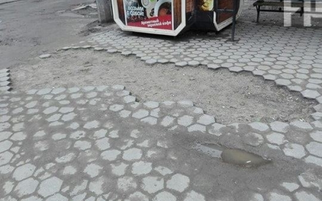 Фотофакт: Жители Запорожья ломают ноги прямо в центре города Фото № 1 Фотофакт: Жители Запорожья ломают ноги прямо в центре города Фото № 1