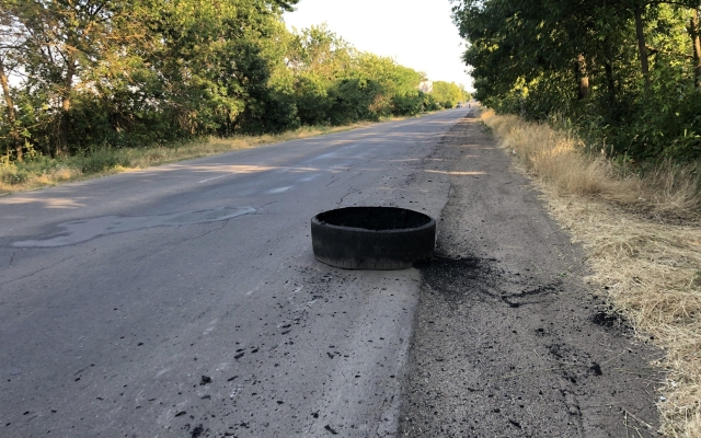 Под Запорожьем водитель зерновоза испоганил новую трассу и сбежал (ФОТО) Фото № 2 Под Запорожьем водитель зерновоза испоганил новую трассу и сбежал (ФОТО) Фото № 2