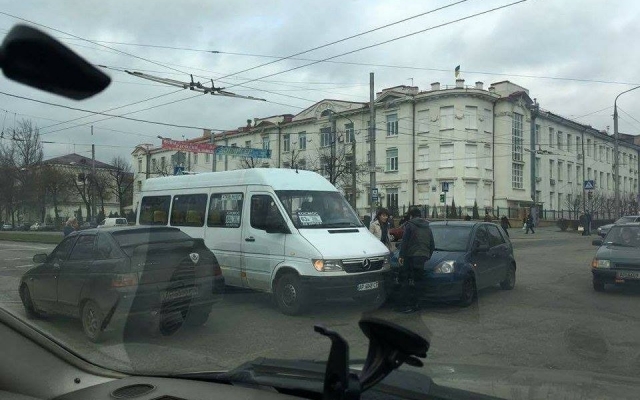 В Запорожье разбили очередную маршрутку (ФОТО) Фото № 2 В Запорожье разбили очередную маршрутку (ФОТО) Фото № 2