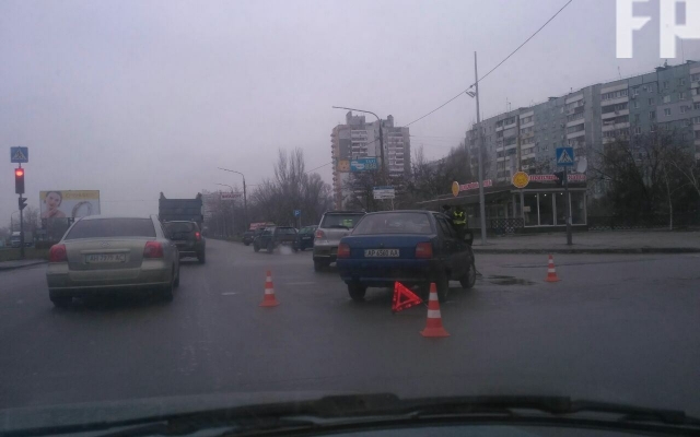 На Набережной иномарка растрощила На Набережной иномарка растрощила