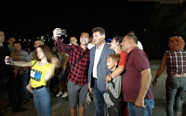 Запорожцы на фестивале устроили фотосессию с мэром Фото № 0 Запорожцы на фестивале устроили фотосессию с мэром Фото № 0