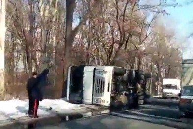 Видео: в Запорожье перевернулся грузовик Фото № 0 Видео: в Запорожье перевернулся грузовик Фото № 0